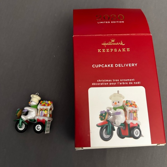 Hallmark keepsake 2020 cupcake delivery ornament - Picture 1 of 4